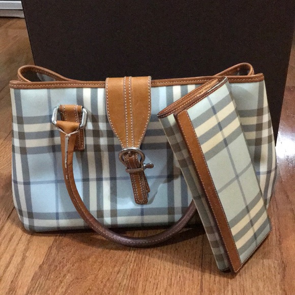 100%💗burberry💗 - Picture 2 of 7