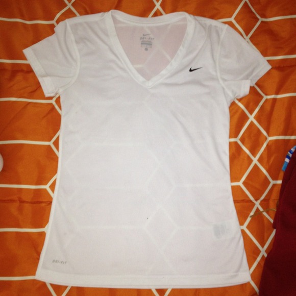 SOLD🔴🔴🔴Nike Dri-Fit white top 🎀