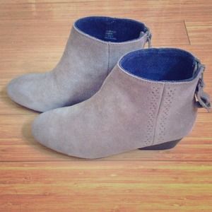 Size 6 Calvin Klein suede boots in tan!