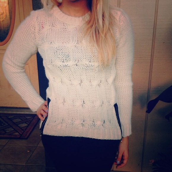 White knit sweater $10