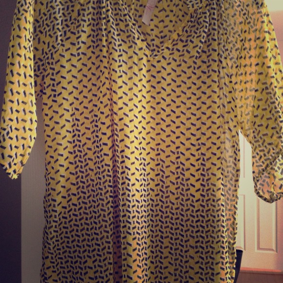 ✨🌟Cute yellow and navy flowy shirt 🌟✨