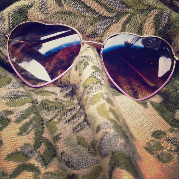 ❌TRADE❌Heart shaped sunglasses and phone case