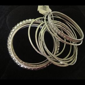 Set of textured thick and thin bangles
