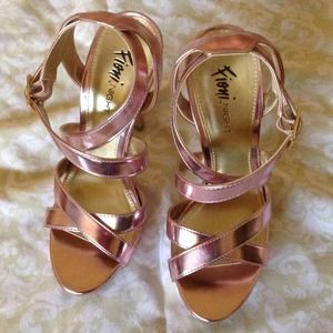 NWOT  FIONI High heels