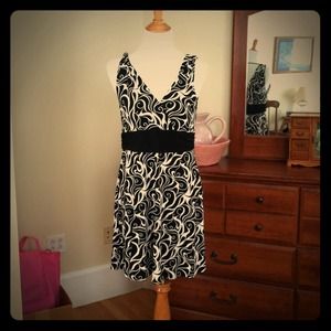 SALE! HP 12/2!! White House/Black Market Dress