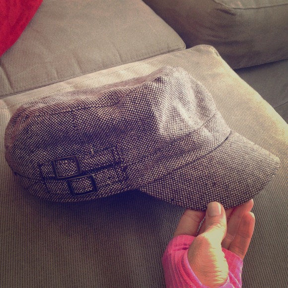 Sold in bundle:Stylish Brown Hat
