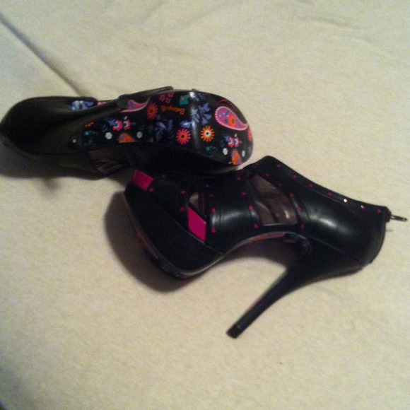 Sold Bettsyville cut out heels - Picture 2 of 4