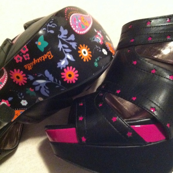 Sold Bettsyville cut out heels - Picture 3 of 4