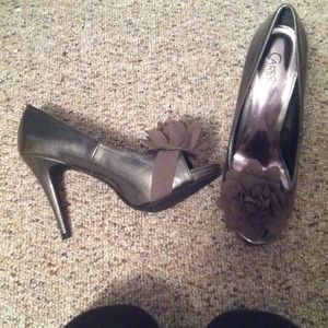 Metallic colored peep toed heels