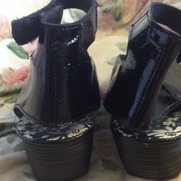 black shiny open toe wedge - Picture 3 of 4