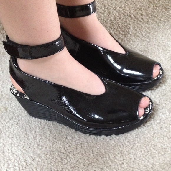 black shiny open toe wedge - Picture 4 of 4