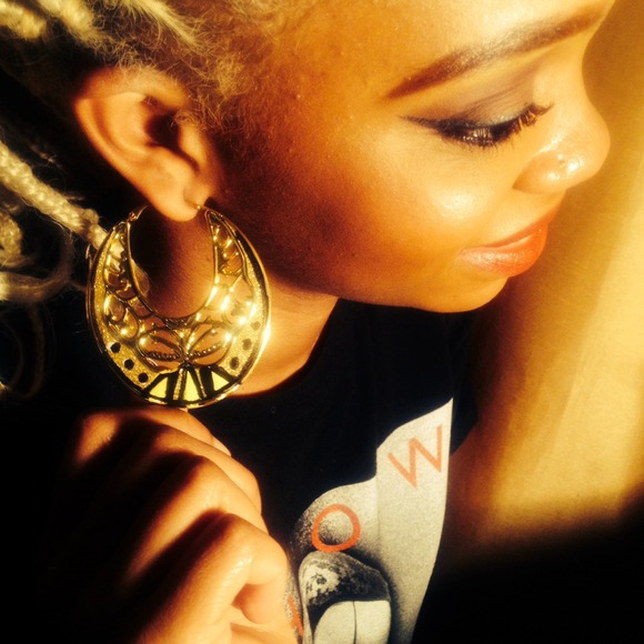 "Bumblebee" Gold hoop earrings - Picture 3 of 4