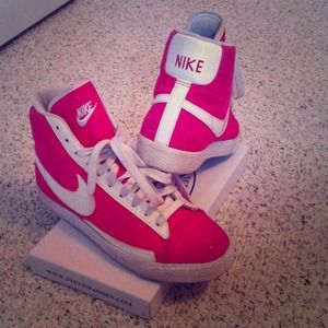 ⛔️SOLD⛔️Nike Hot Pink Sparkly High Tops