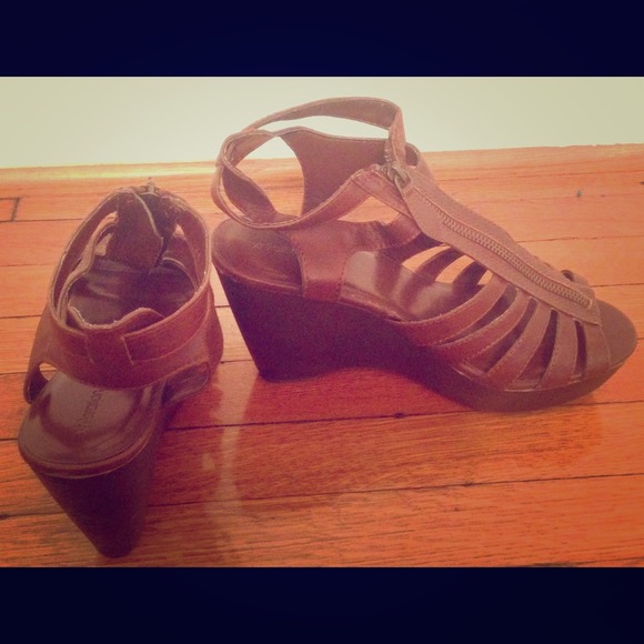 Strappy zip up wedge