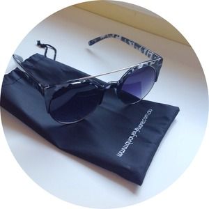 Quay Accessories - Quay Eyeware Australia
The Livnow Sunglasses Quay Accessories - Quay Eyeware Australia
The Livnow Sunglasses