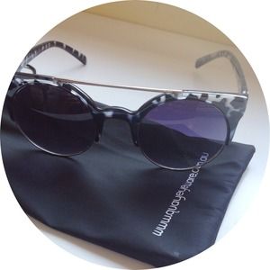 Quay Accessories - Quay Eyeware Australia
The Livnow Sunglasses Quay Accessories - Quay Eyeware Australia
The Livnow Sunglasses