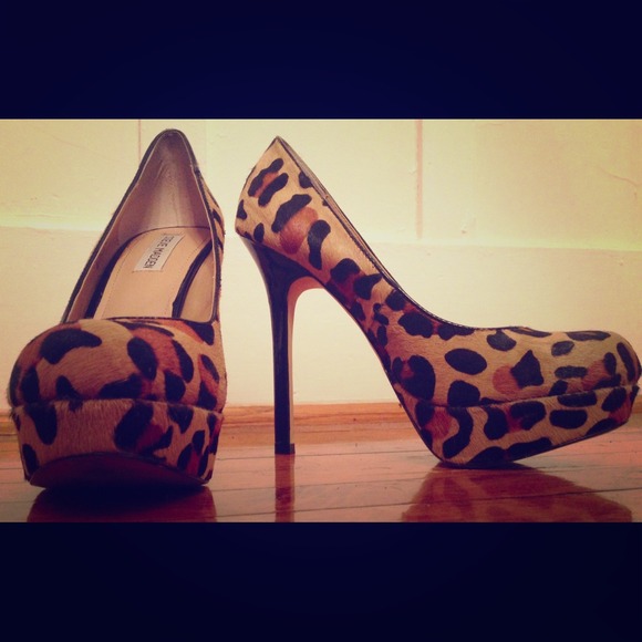 Steve Madden leopard pumps