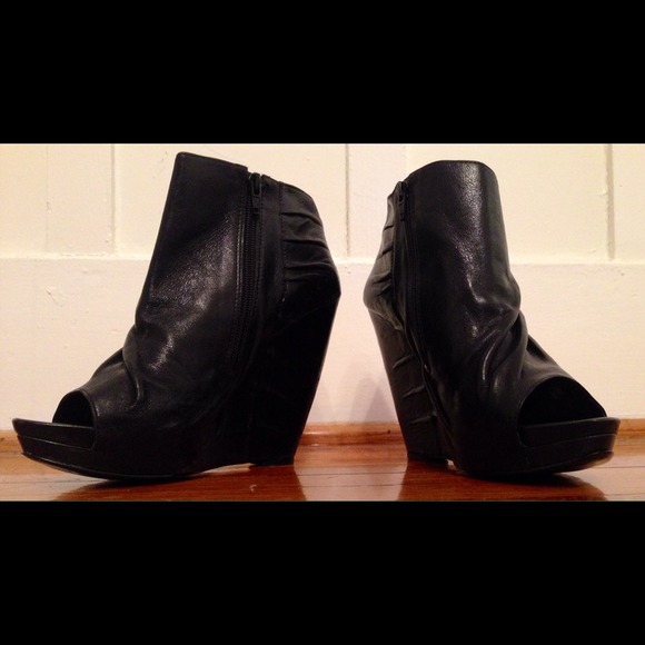 Carlos Santana peep toe black zip up wedge