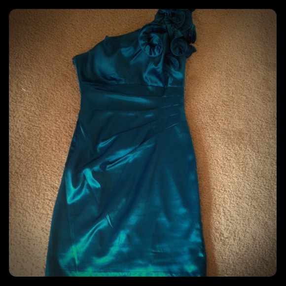 Formal dress (cocktail style) - Picture 1 of 3