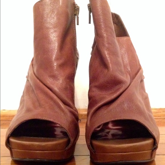 Carlos Santana peep toe brown zip up wedge