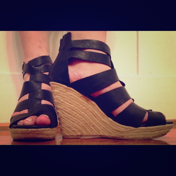 Black strap with hemp wedges