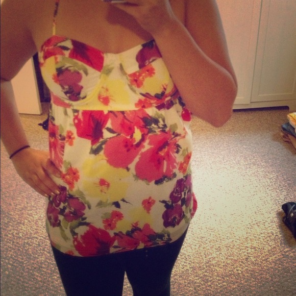 Floral top! - Picture 1 of 4
