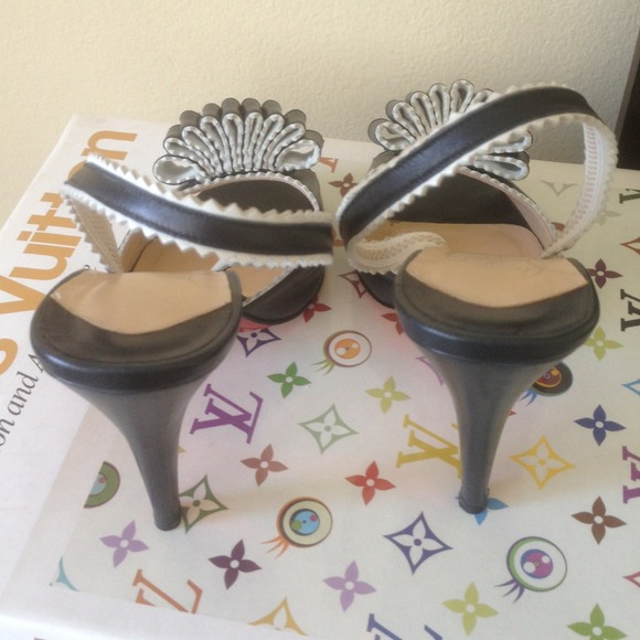 Christian Louboutin navy heels - Picture 3 of 4