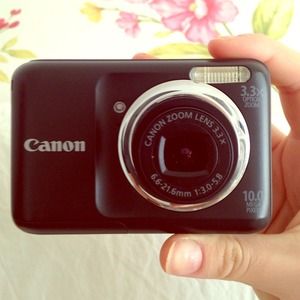 CANON CAMERA W/ 2GB MEMORY CARD perfect condition