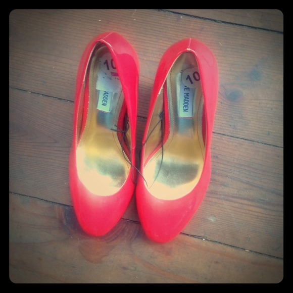 Steve Madden: red hot heels! - Picture 1 of 3