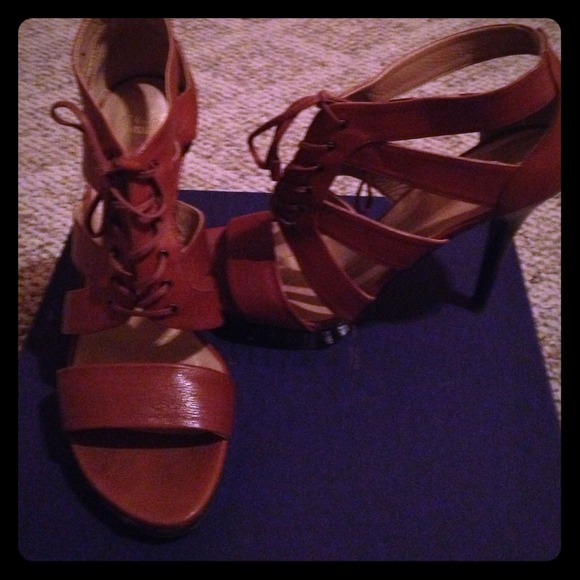Stuart Weitzman Gladly pumps