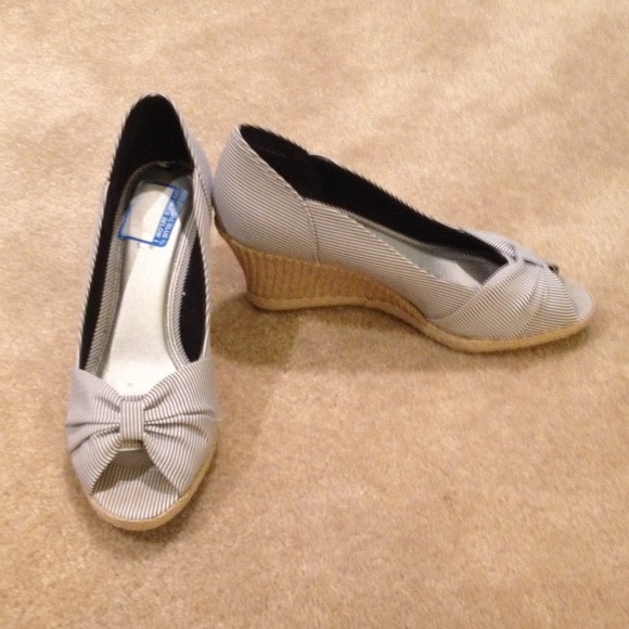 Blue and white stripe life stride wedges