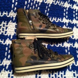 CAMO UES SNEAKERS