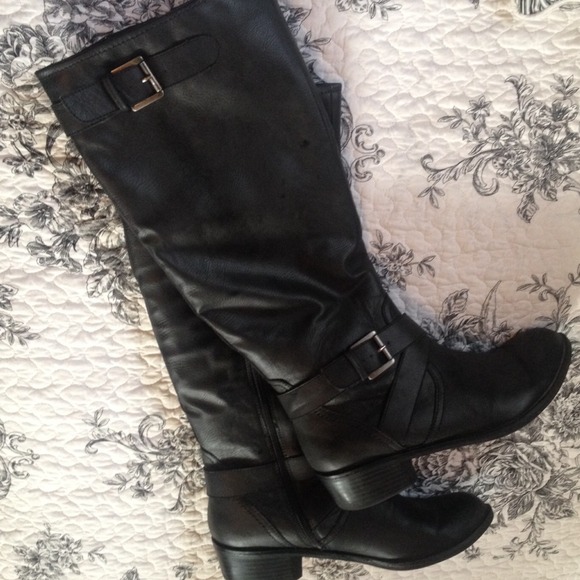 🚫SOLD🚫Black buckle boots - Picture 2 of 4