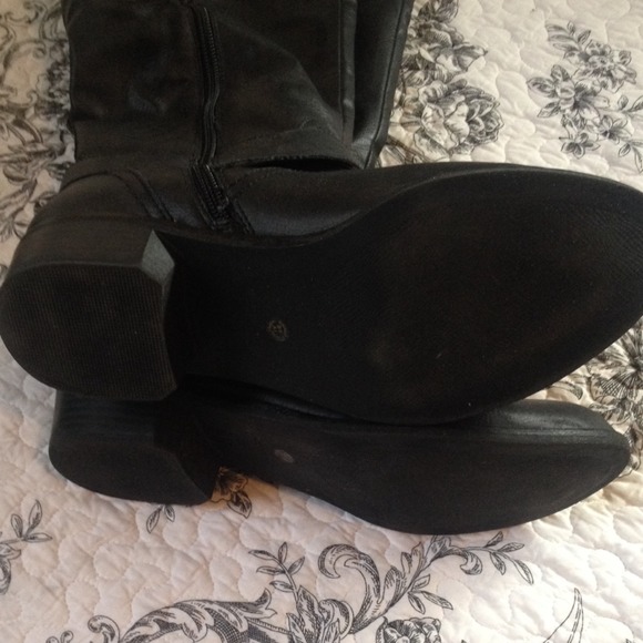 🚫SOLD🚫Black buckle boots - Picture 3 of 4