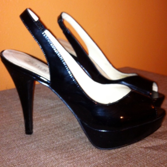 💥SOLD IN BUNDLE💥Guess Black Leather Stillettos💕