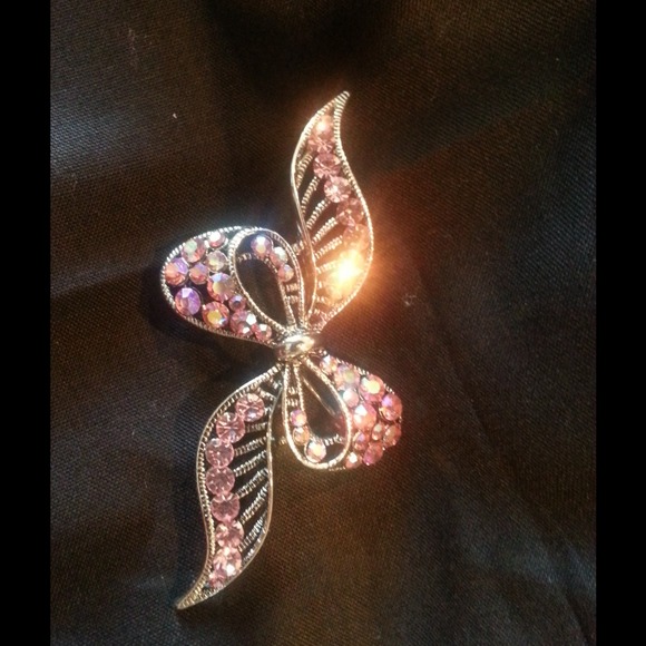 Beautiful pink genuine crystal bow necklace. - Picture 1 of 1