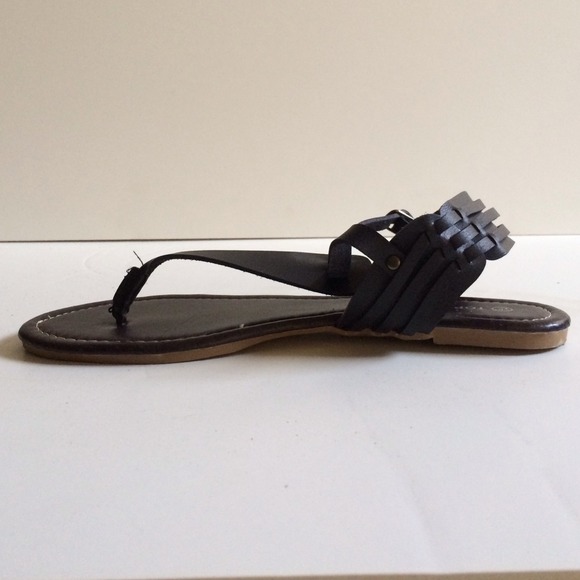 ☑️SOLD☑️Black Strappy Sandal - Picture 4 of 4
