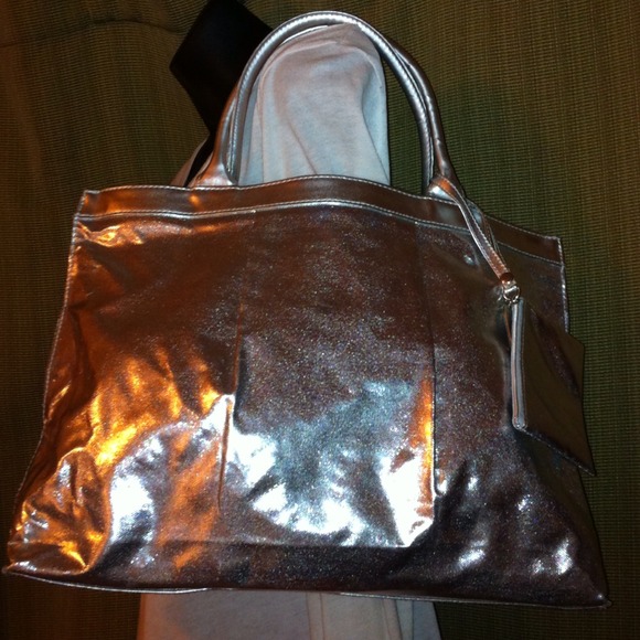 💥SOLD IN BUNDLE💥Silver Clinique Tote💥