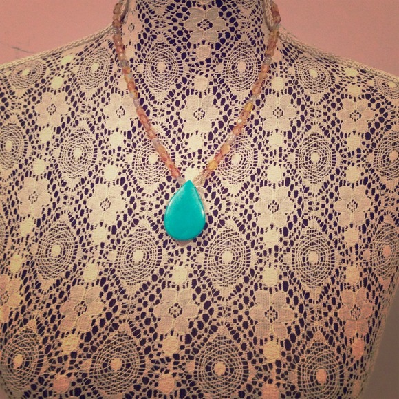 🌻🌻🌻🌻sold on vinted. Gold beaded necklace