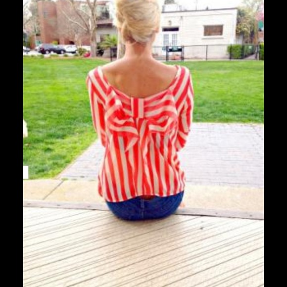 🚫SOLD IN BUNDLE🚫Bow back top!