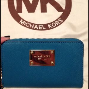 🎉SOLD🎉 Authentic michael kors multifunction case