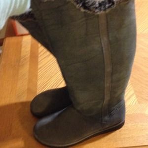 NWT Comfy, warm, water resistant grey boots