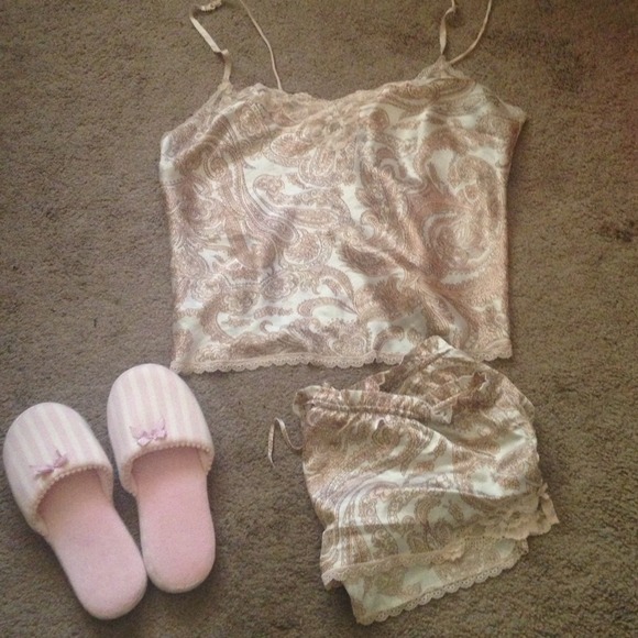❌ SOLD ❌ VS Pajama Set w/ Slippers