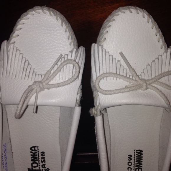 Rare White Leather Authentic Minnetonka's - Picture 2 of 4