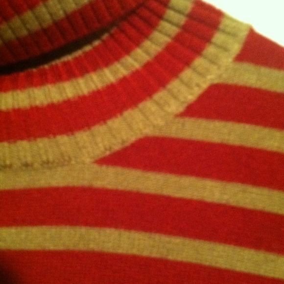 Red and gold striped turtleneck - Picture 3 of 3