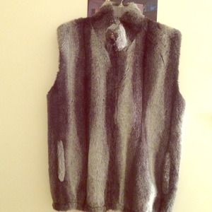 Sleeveless fun fur light winter jacket