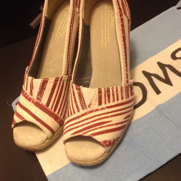 ❌❌SOLD❌❌TOMS Wedge Shoes