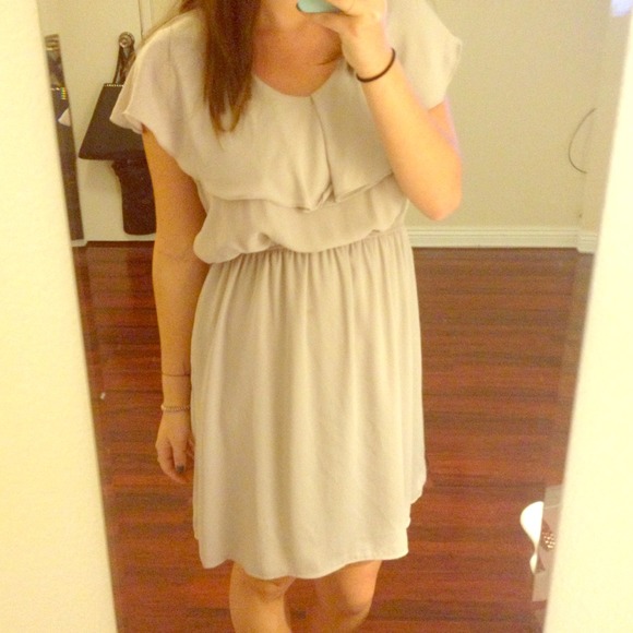 ❌Sold ❌Beige flowy dress with a waist band