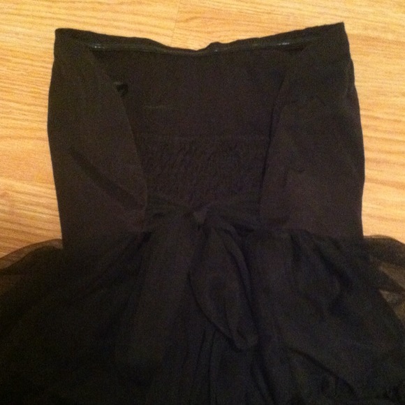 URBAN OUTFITTERS 👯 strapless sweetheart dress - Picture 2 of 4