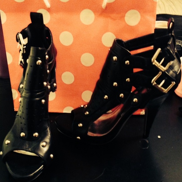 Sexy gladiator heels!